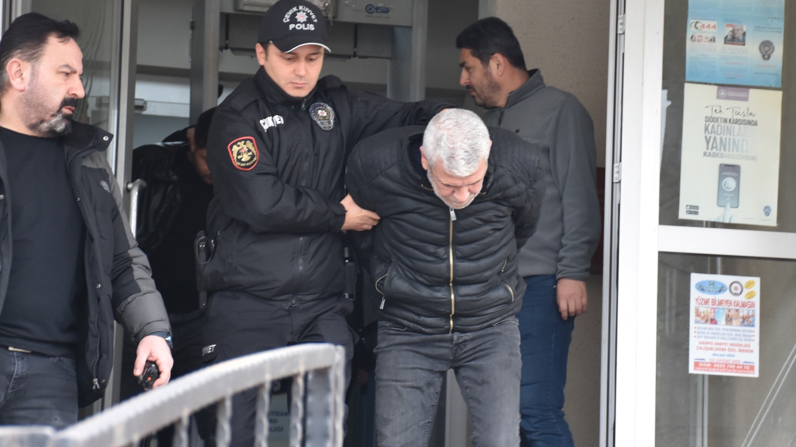Sakarya'da 5 kişinin öldüğü silahlı kavgaya ilişkin 8 zanlı tutuklandı thumbnail
