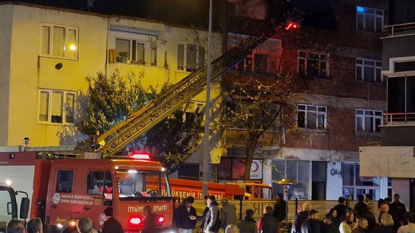 Boş dairede yangın çıktı: Vatandaşlar panik yaşadı thumbnail