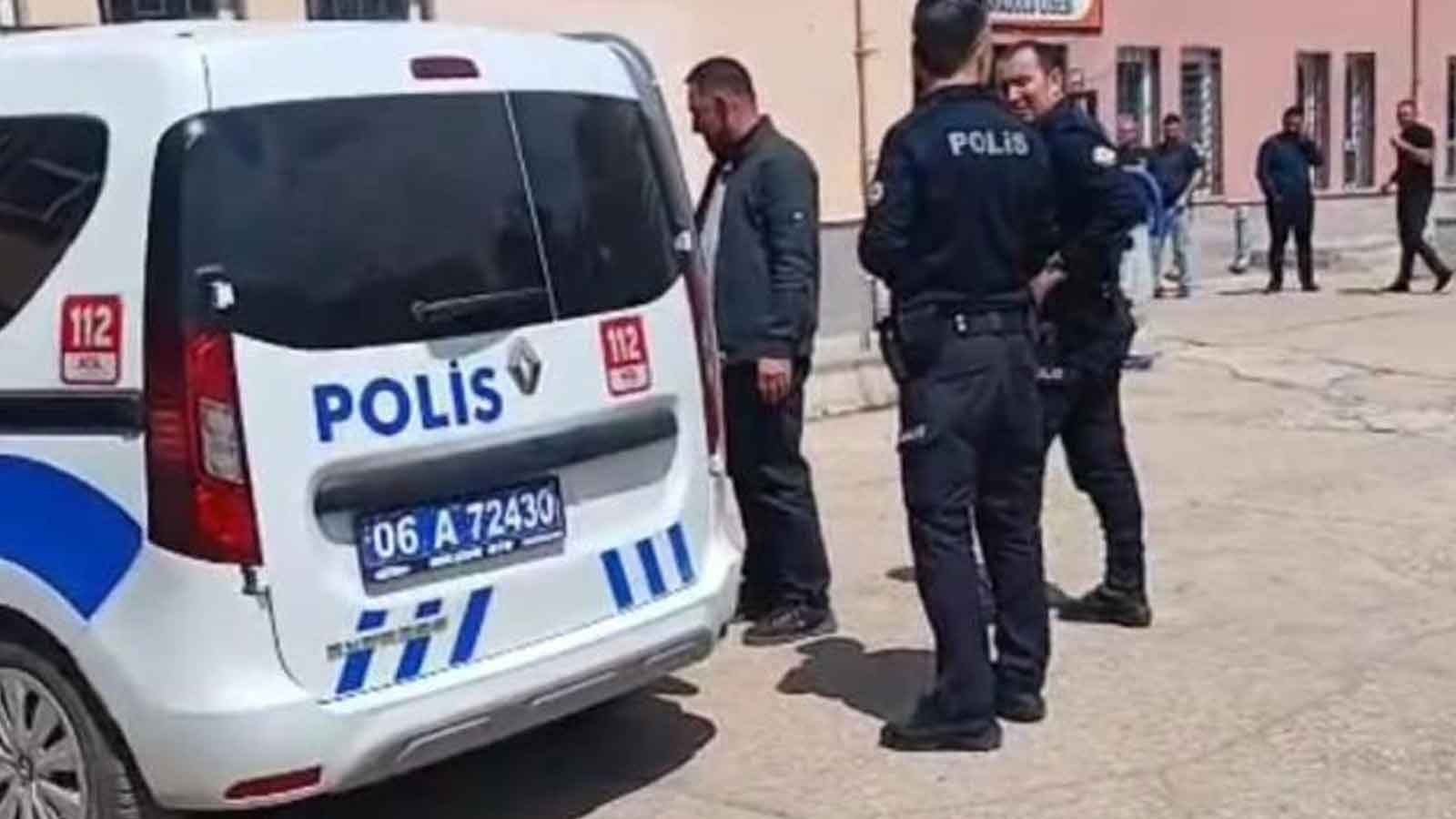 Başkalarına ait kimlikle sürücü belgesi sınavına giren 12 şüpheliye gözaltı thumbnail