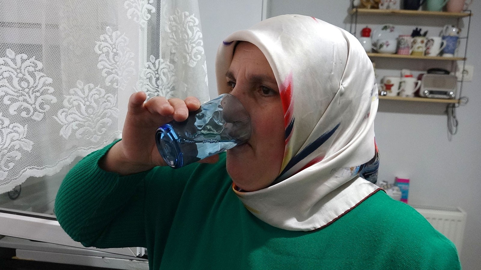 sifa-olduguna-inanarak-30-senedir-nisan-yagmurunun-suyunu-iciyor-u4u7.jpg
