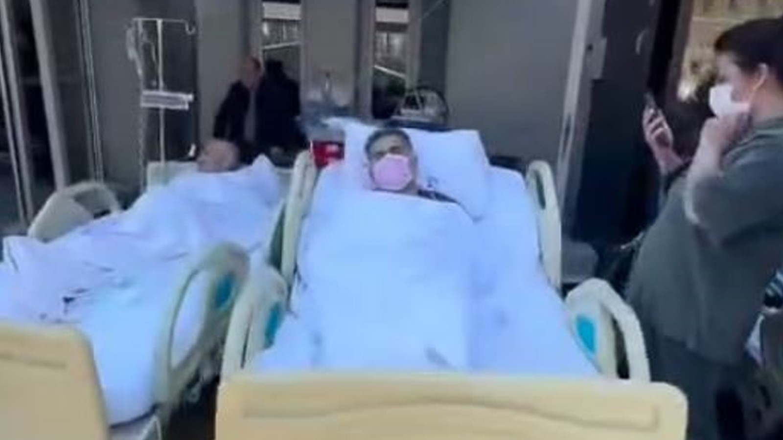 İstanbul'da 6,2'lik depremin ardından hastalar sedyelerle tahliye edildi thumbnail