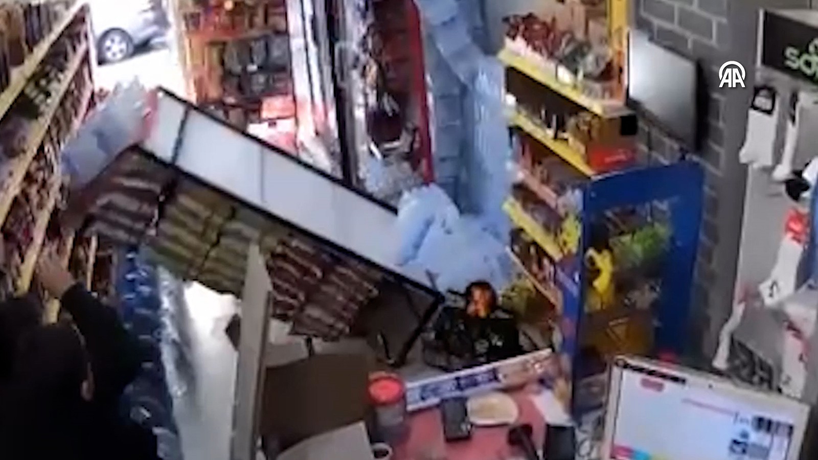 İstanbul'da deprem paniği kameralara yansıdı thumbnail