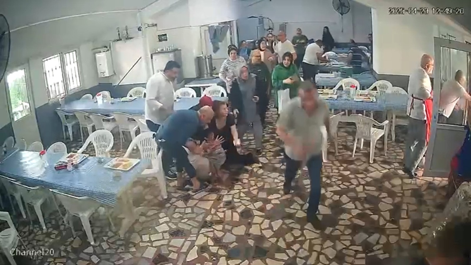 Deprem sırasında ilginç anlar: Biri bayıldı, diğeri yemek yemeye devam etti thumbnail