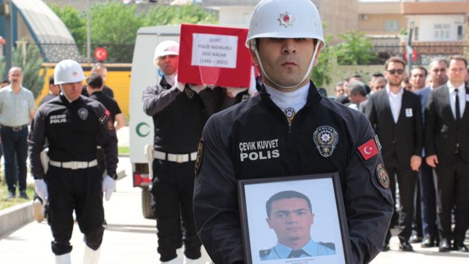 cizrede-trafik-kazasinda-sehit-olan-polis-memuru-son-yolculuguna-ugurlandi-sfuv.jpg