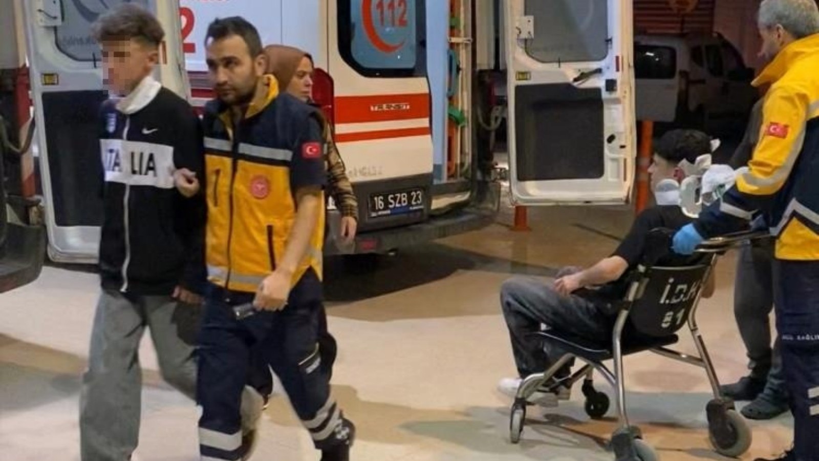 Bursa'da yan bakma kavgasında iki kişi silah kabzasıyla darbedildi thumbnail