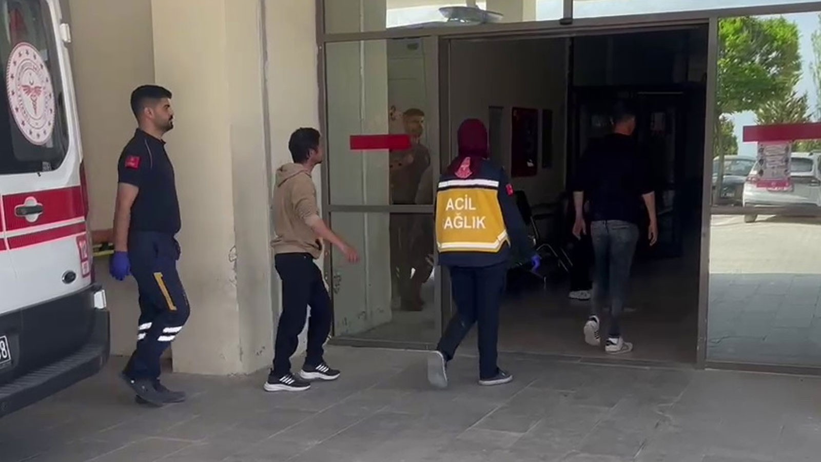 2 grup arasında çıkan bıçaklı kavgada 3 kişi yaralandı thumbnail