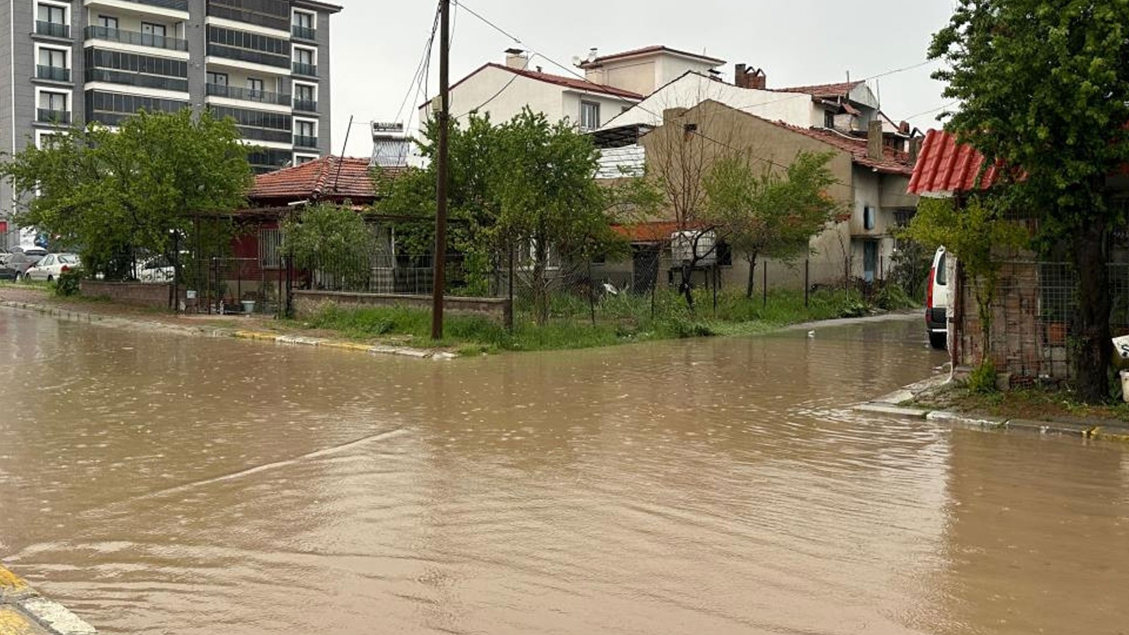 Türkiye sağanak yağış etkisi altında: Ev ve iş yerlerini su bastı, yollar göle döndü thumbnail