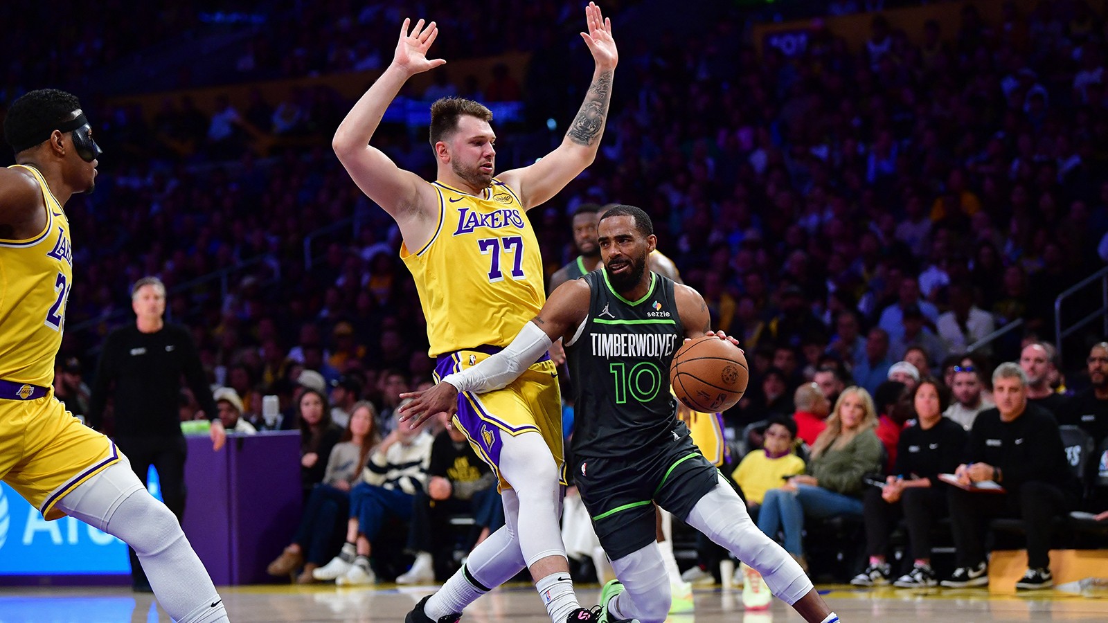 Minnesota Timberwolves, Doncic ve LeBron'lu Lakers'ı eve gönderdi