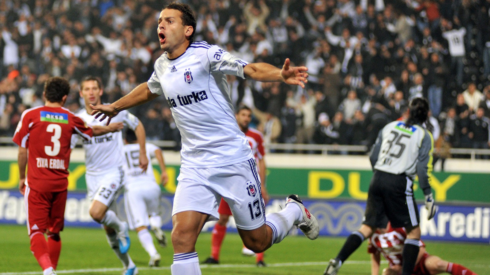 Beşiktaş'ın eski golcüsü Bobo'dan, Fenerbahçe derbisi yorumu
