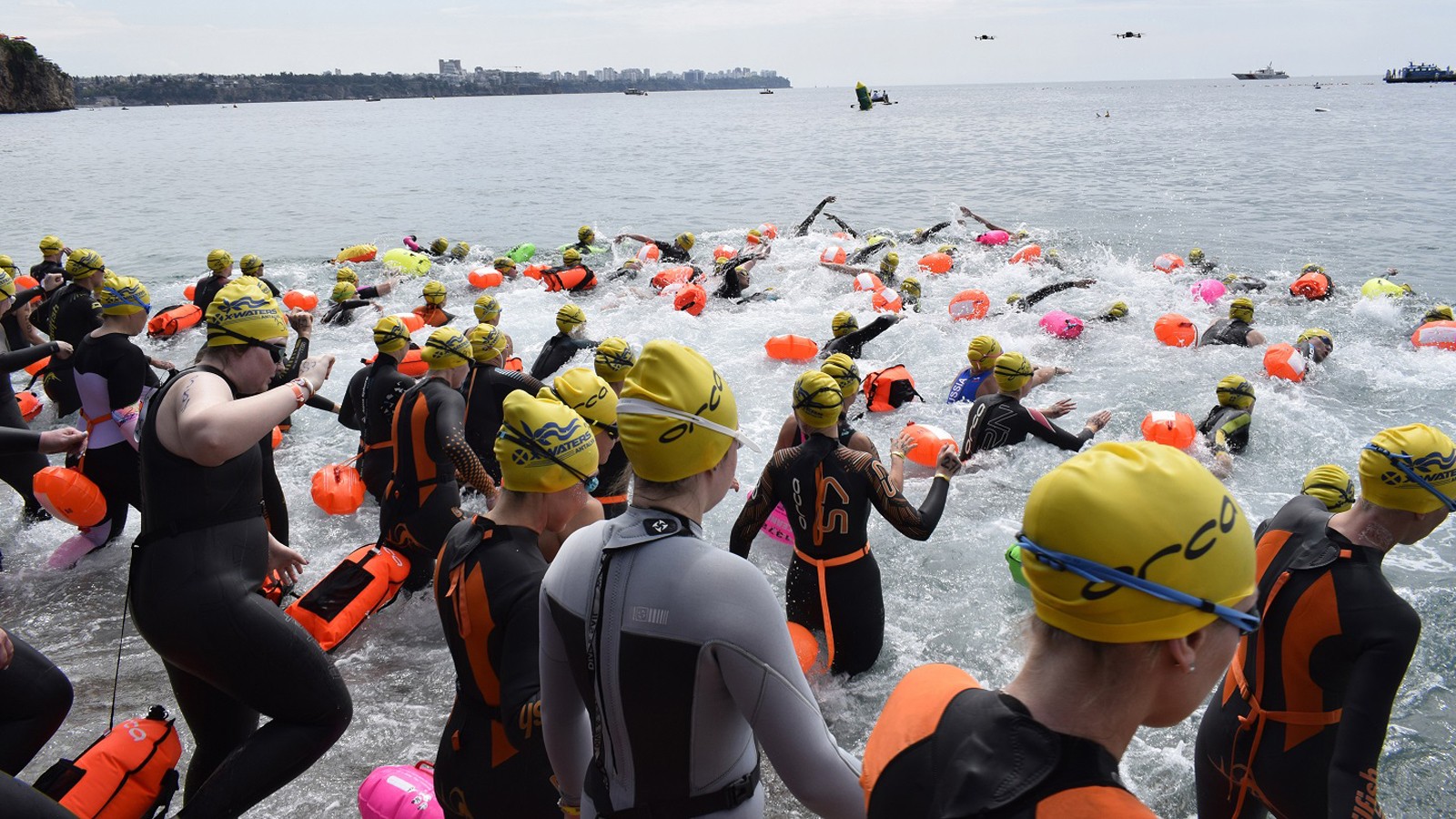 30 ülkeden sporcular Akdeniz'in sularında kulaç attı