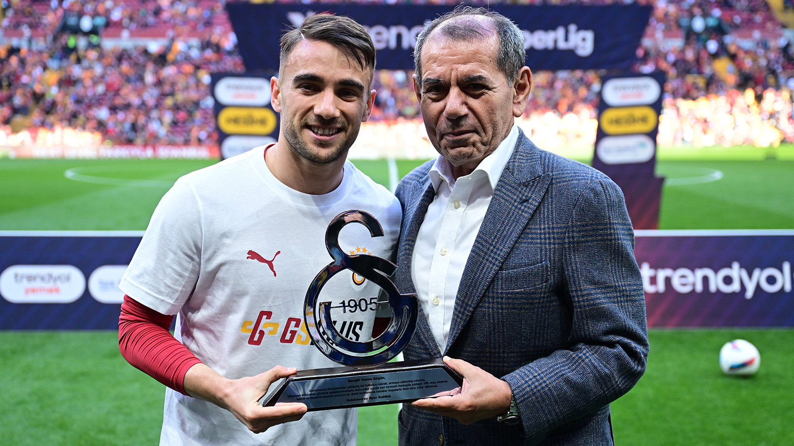 Yunus Akgün’e plaket verildi