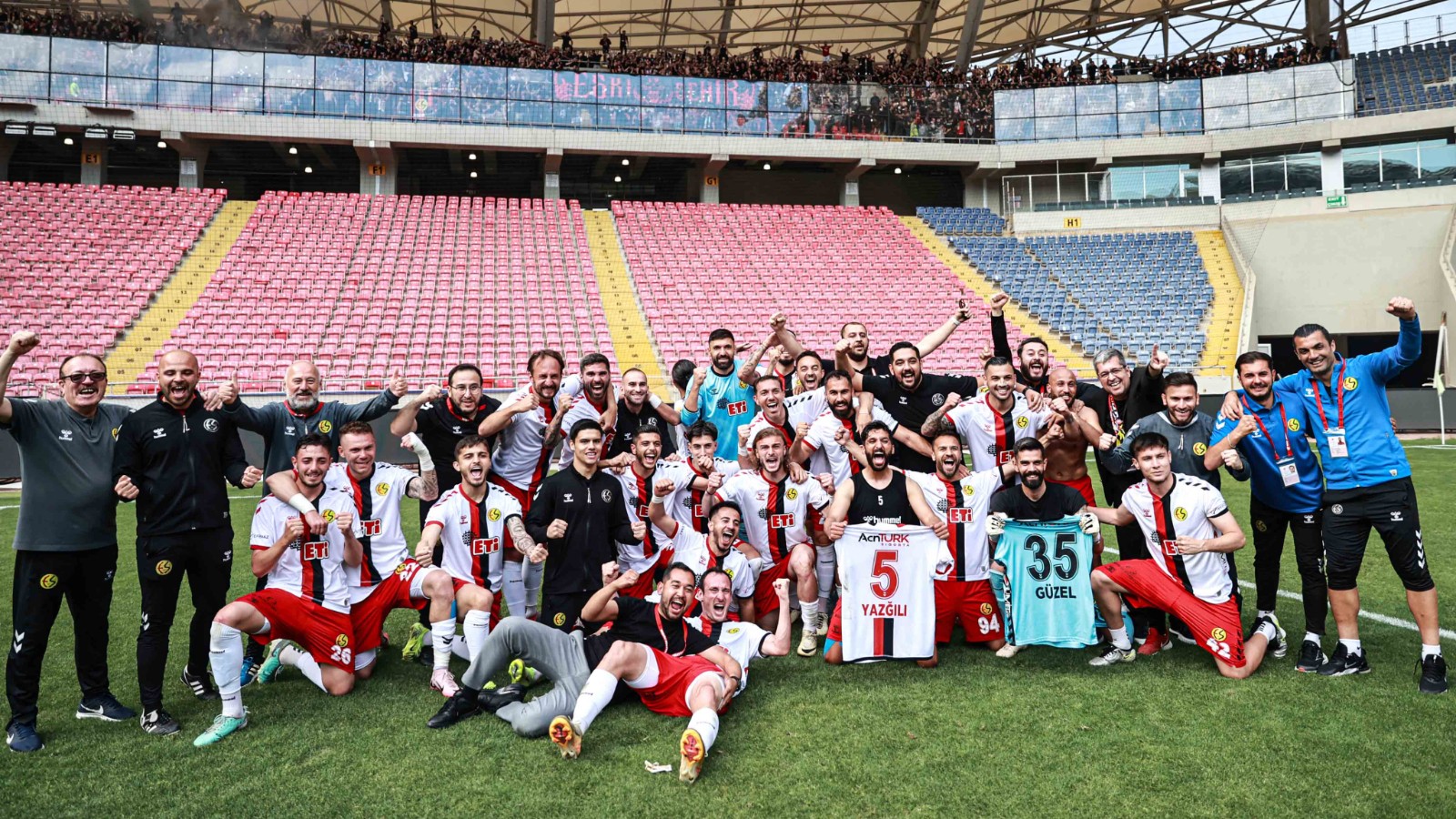 Eskişehirspor şampiyon olarak 3. Lig'e yükseldi