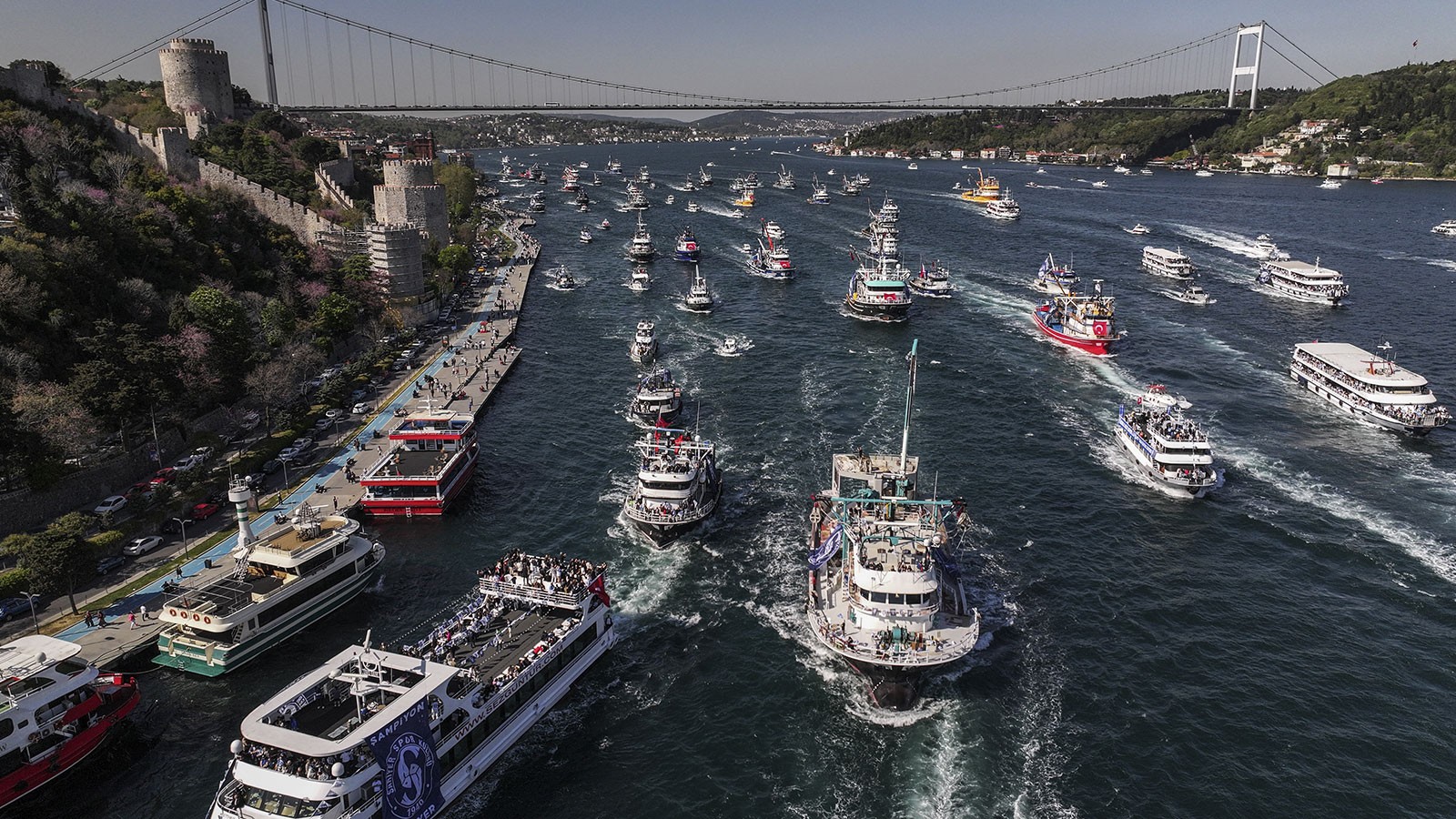 Sarıyerli taraftarlar, takımlarının şampiyonluğunu Boğaz'a akınla kutladı