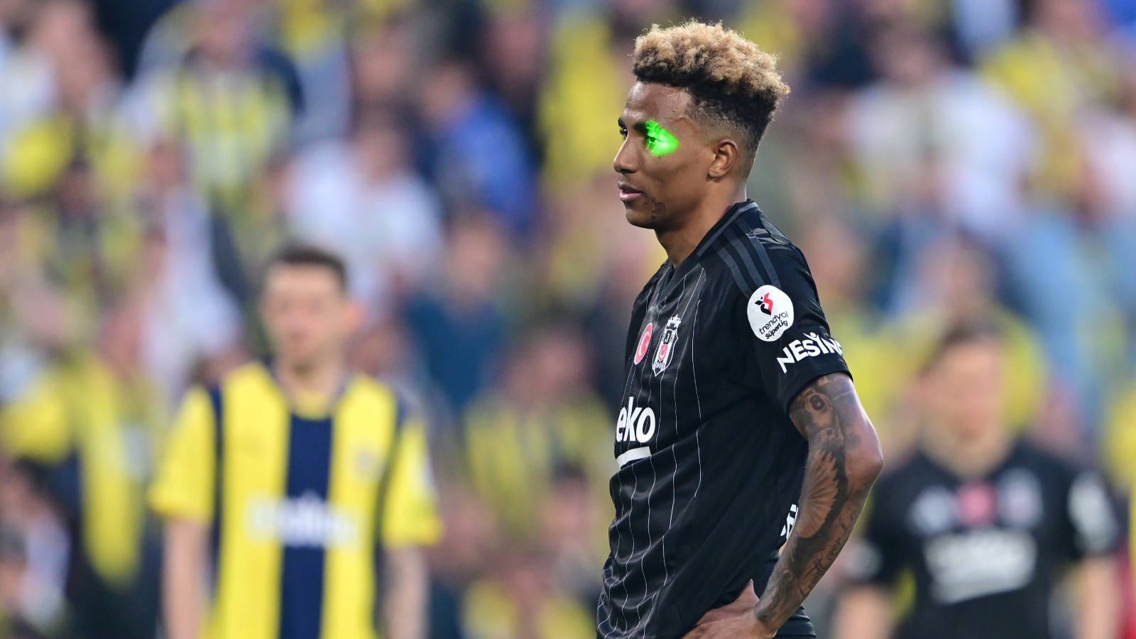 Gedson Fernandes'in yüzüne lazer tutan taraftar gözaltına alındı thumbnail