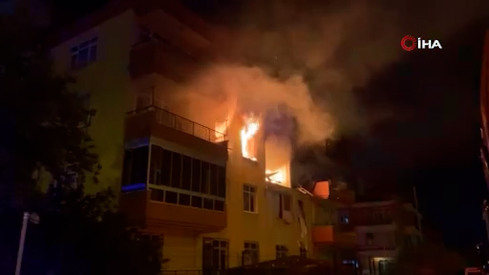 Konya'da apartmanda doğal gaz patlaması: 1'i ağır 12 yaralı thumbnail