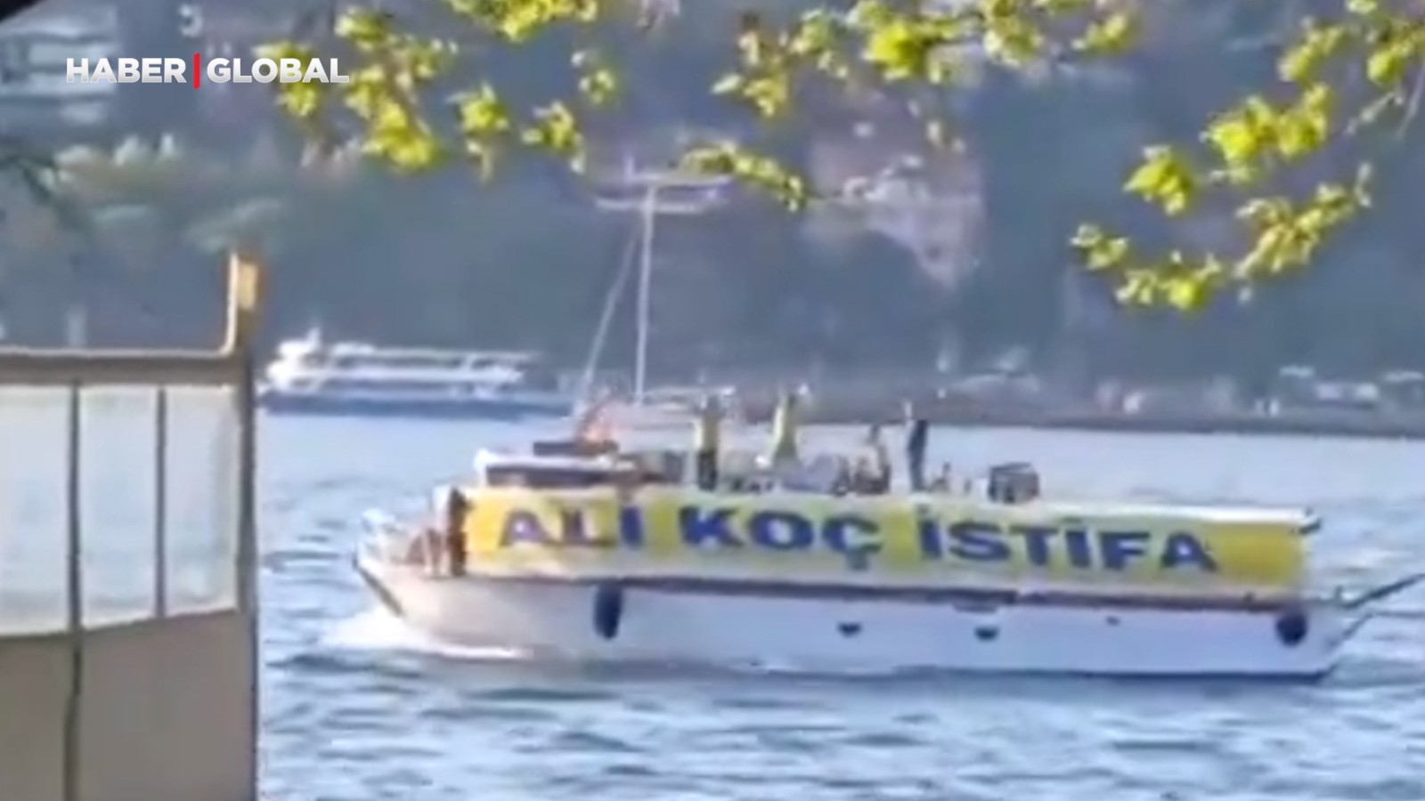 Fenerbahçeli taraftarlar Ali Koç'un yalısı önünden "İstifa" pankartı ile geçti