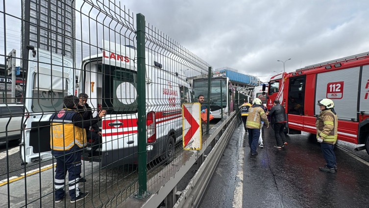 Beylikdüzü'nde iki metrobüs çarpıştı: Ölü ve yaralılar var - Resim : 1