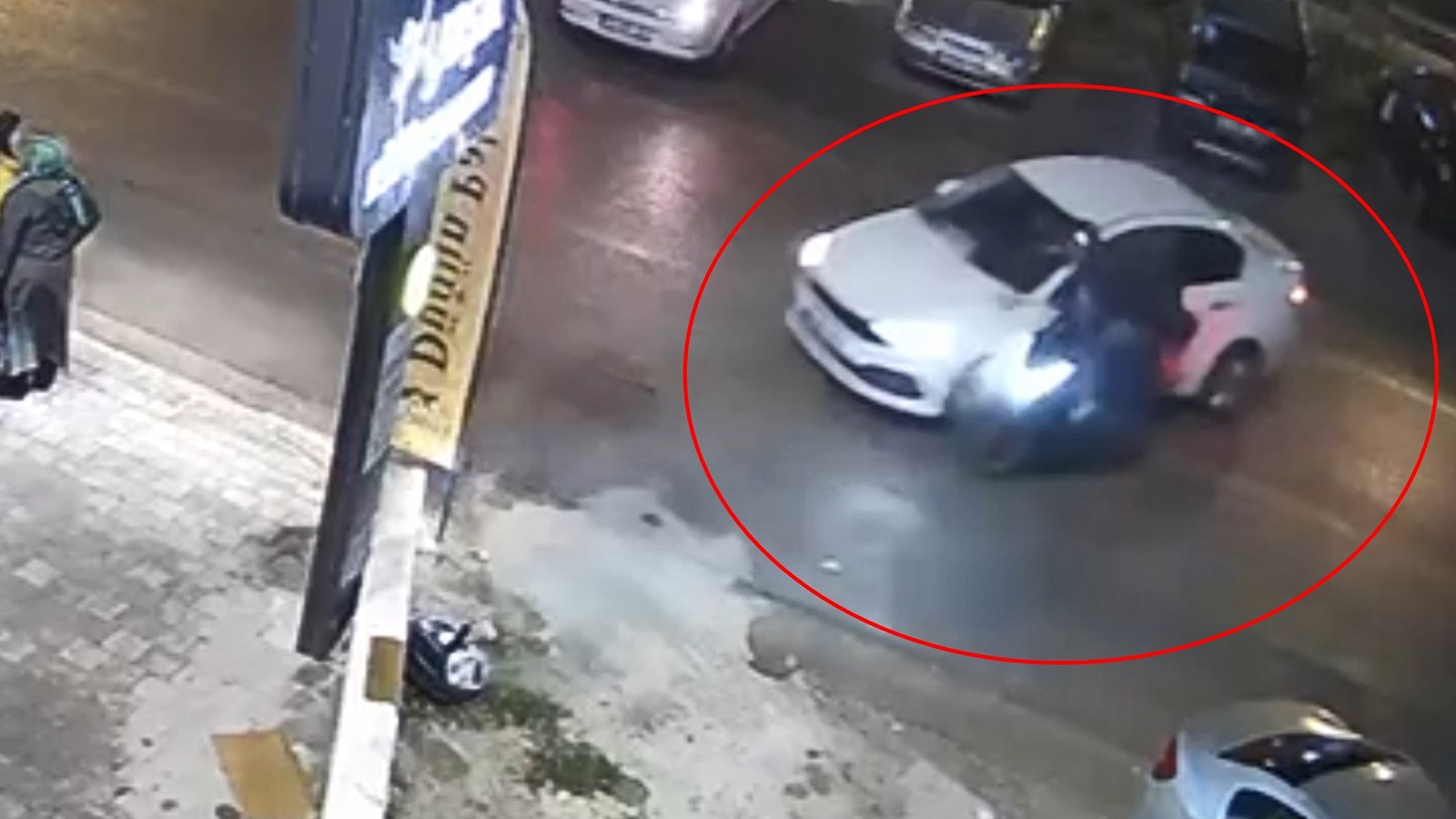 Bursa'da otomobil ile motosikletin çarpışması kamerada: 1 yaralı thumbnail