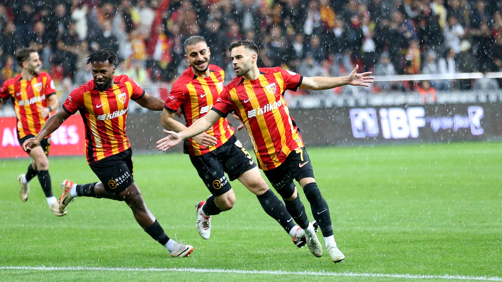 Kayserispor, Antalyaspor'u 3 golle devirerek yükselişini sürdürdü