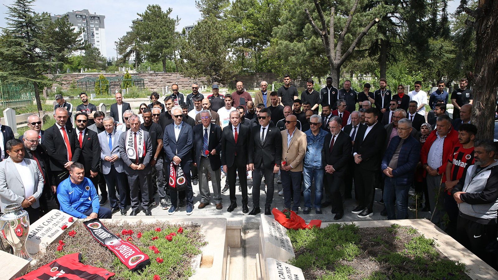 Yeniden Süper Lig'e yükselen Gençlerbirliği camiasından "efsane başkan"ın mezarına ziyaret