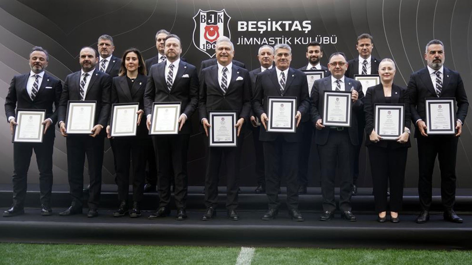 Beşiktaş'ta Başkan Serdal Adalı ve yönetimi mazbatalarını aldı