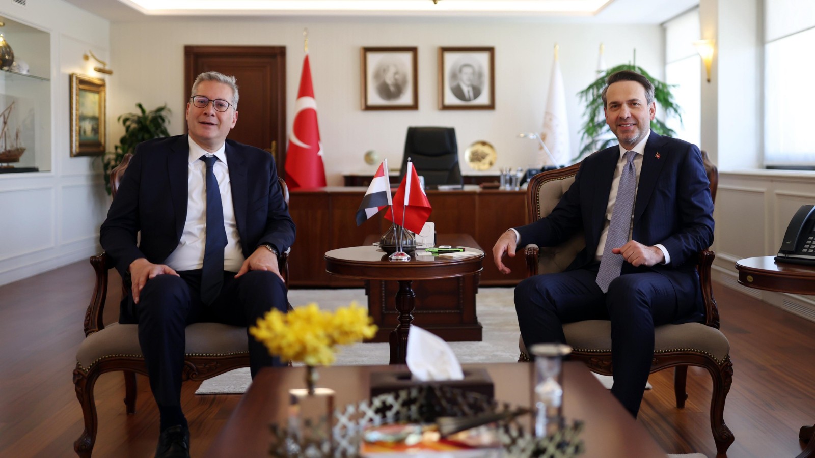 Enerji Bakanı Bayraktar, BOTAŞ'a ait FSRU'nun ilk kez yurt dışında görev yapacağını bildirdi