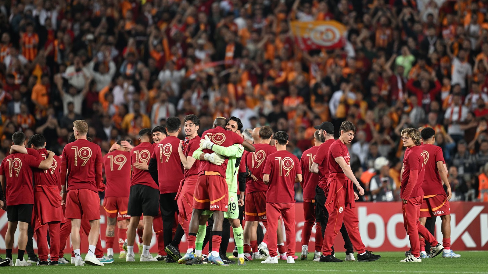 Galatasaraylı oyuncular Türkiye Kupası’nı kaldırdı