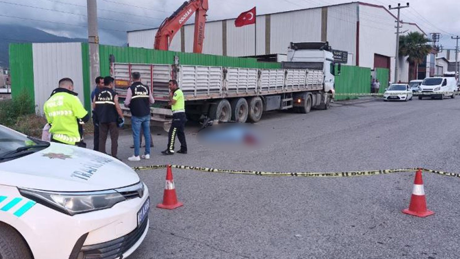 Hatay'da feci kaza! Tırla çarpışan motosikletin 16 yaşındaki sürücüsü öldü thumbnail