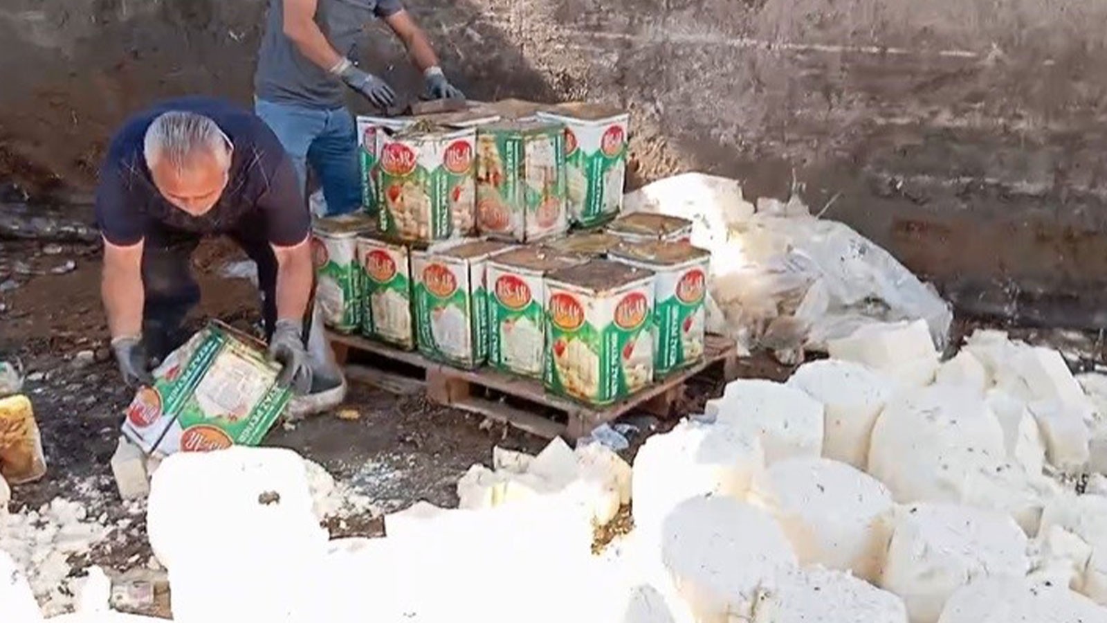 Gıda teröristleri iş başında! Tonlarca bozuk peyniri vatandaşa yedireceklerdi