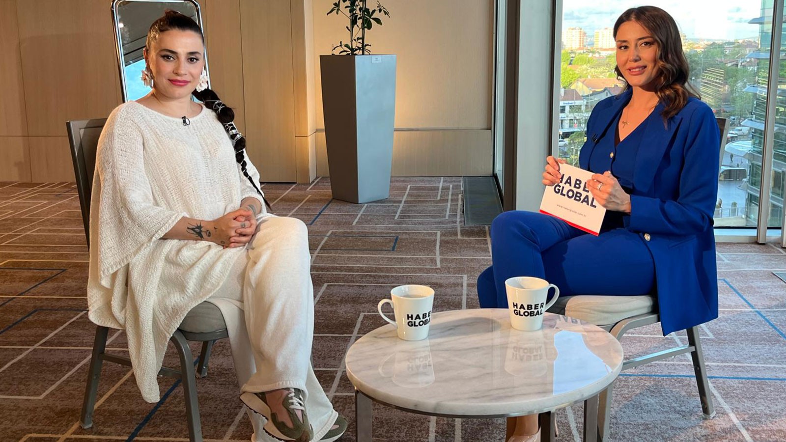 Müzisyen Ceylan Ertem Poster'de