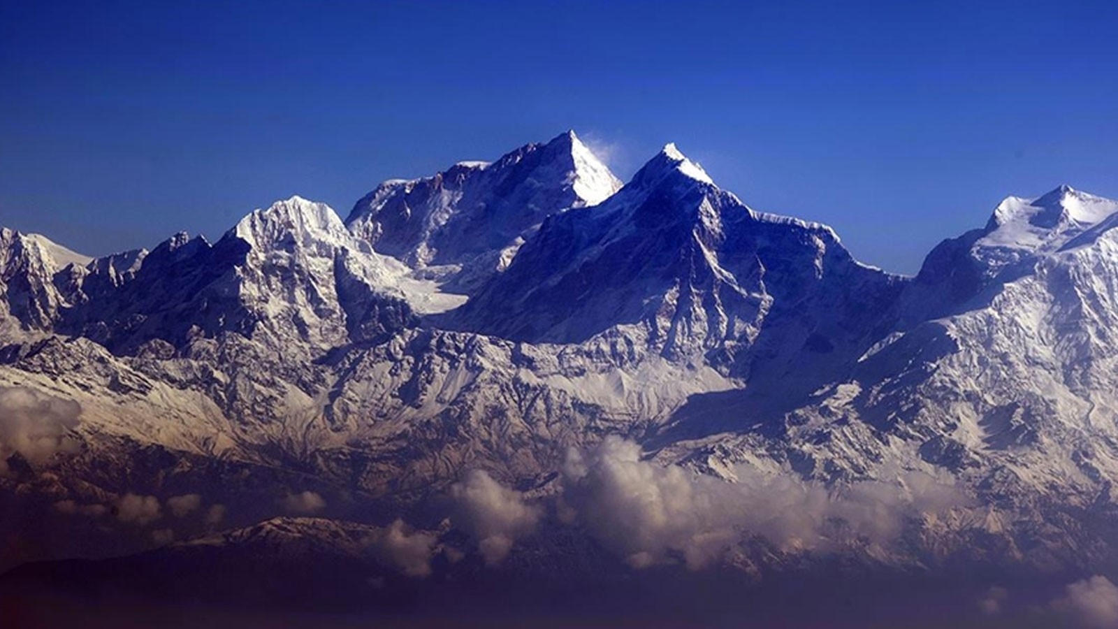 Everest'e tırmanmaya çalışan dağcı yorgunluktan öldü thumbnail