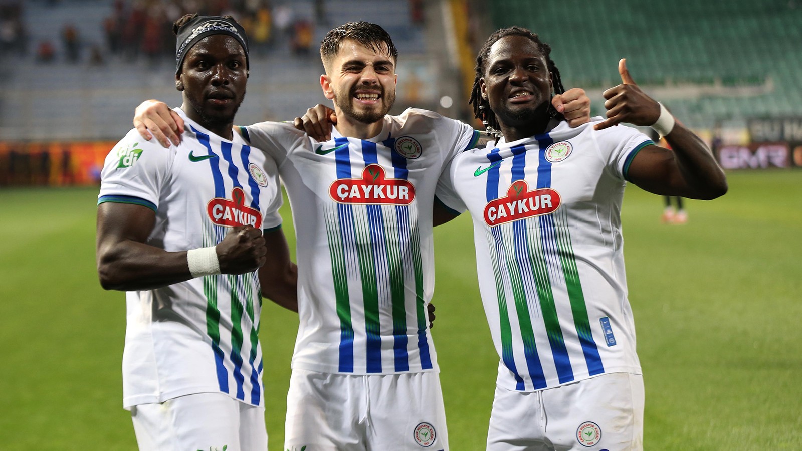 9 gollü müthiş maçta kazanan Rizespor ligde kalmayı garantiledi