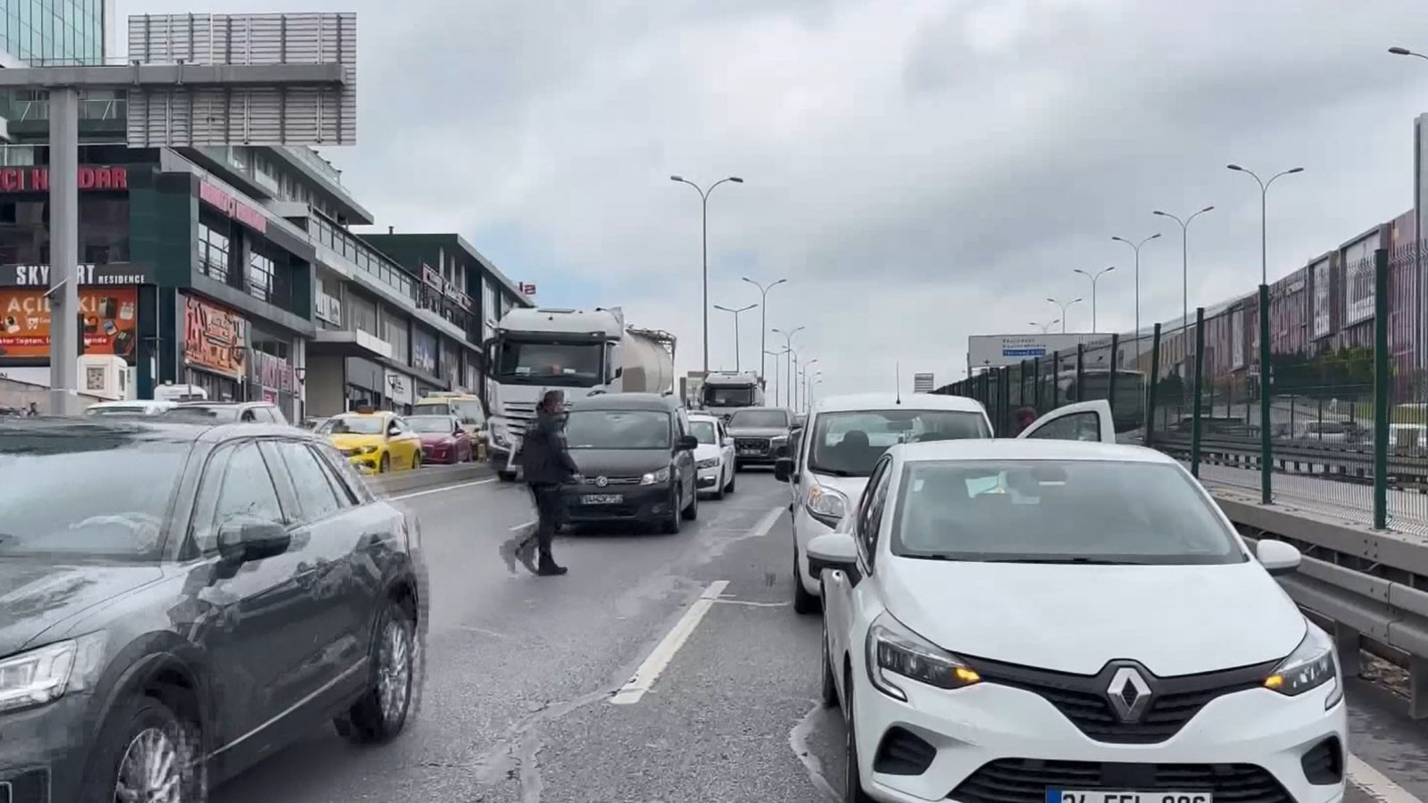 Beylikdüzü'de zincirleme kaza thumbnail