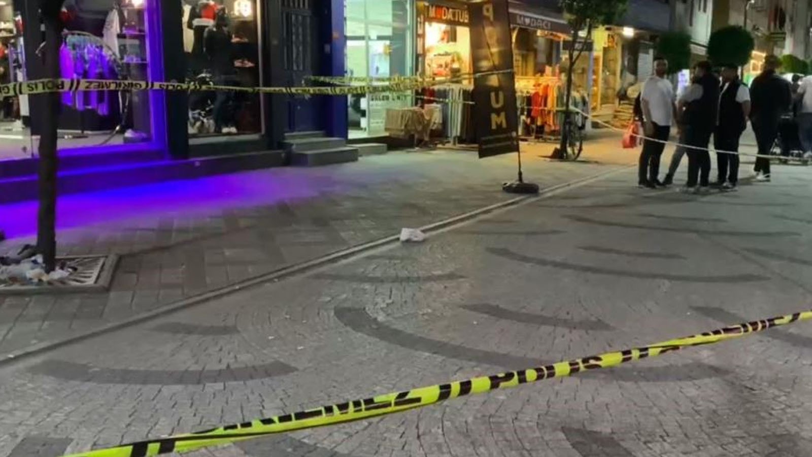 Bağcılar'da giyim mağazasına silahlı saldırı: Çok sayıda yaralı var thumbnail