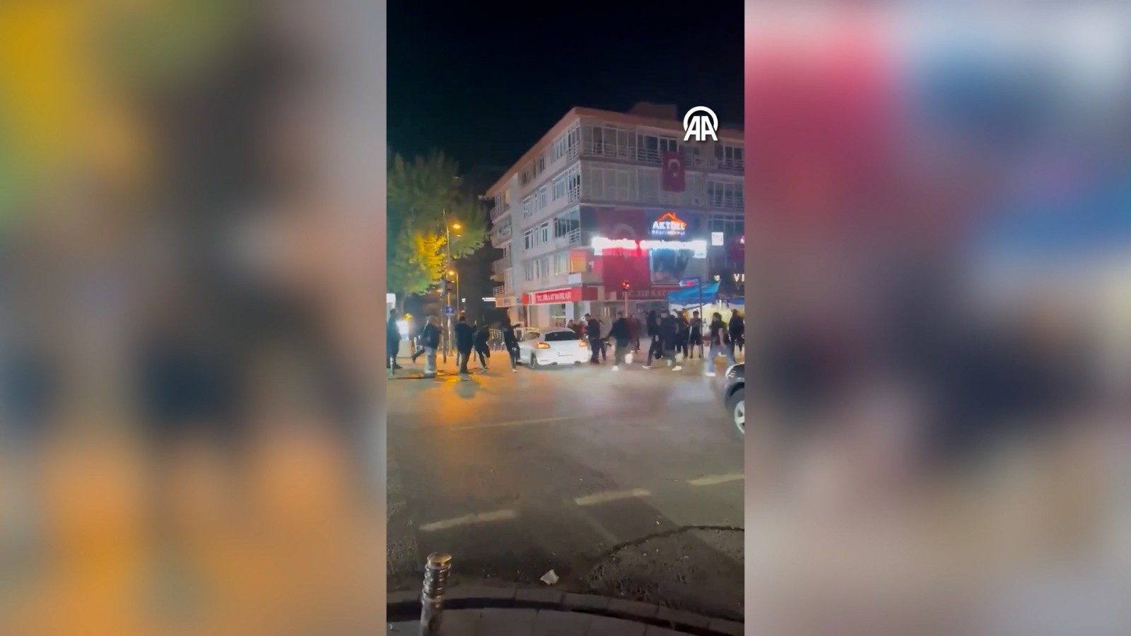 Kadıköy'de Galatasaraylı taraftarlara saldırı kamerada