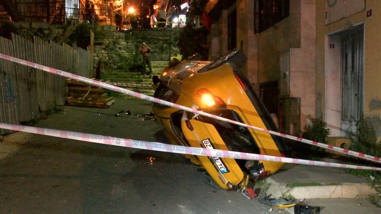 Şişli'de ticari taksi 10 metreden çıkmaz sokağa düştü thumbnail