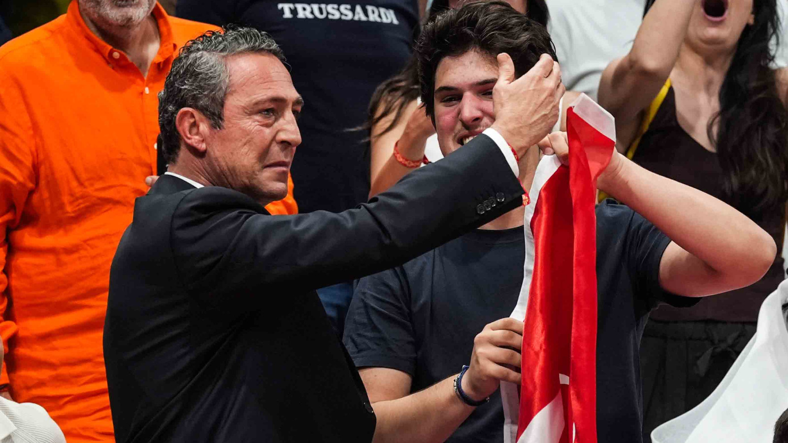 Ali Koç, Euroleague şampiyonluğu sonrası gözyaşlarına hakim olamadı Ali Koç, Euroleague şampiyonluğu sonrası gözyaşlarına hakim olamadı