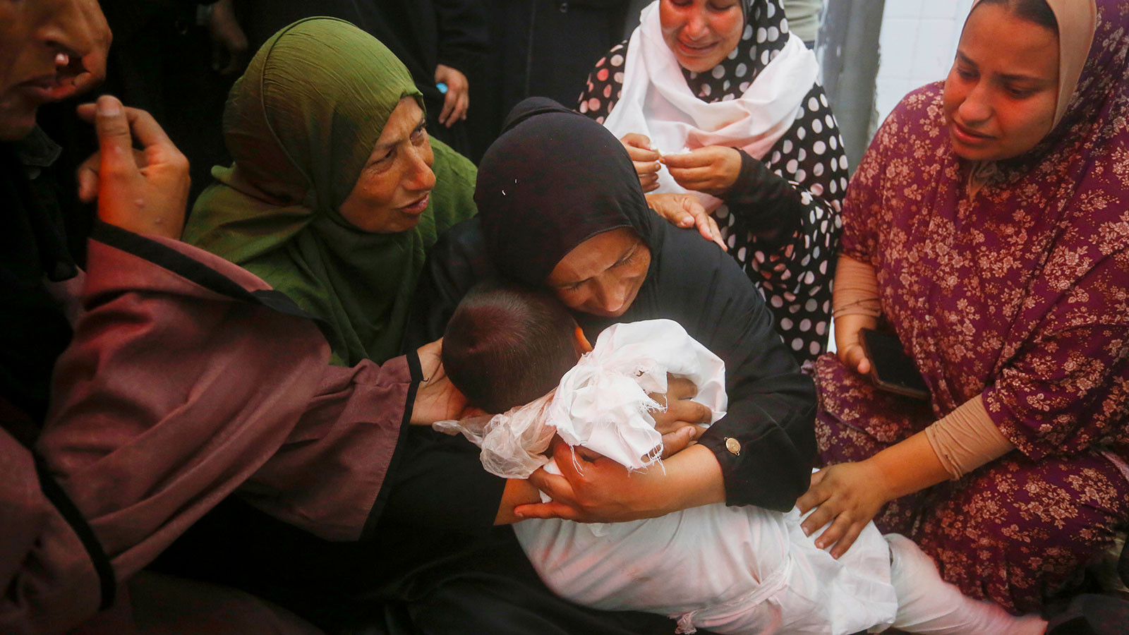 İsrail, Gazze’de yerinden edilmiş sivillerin sığındığı okulları vurdu: En az 20 ölü