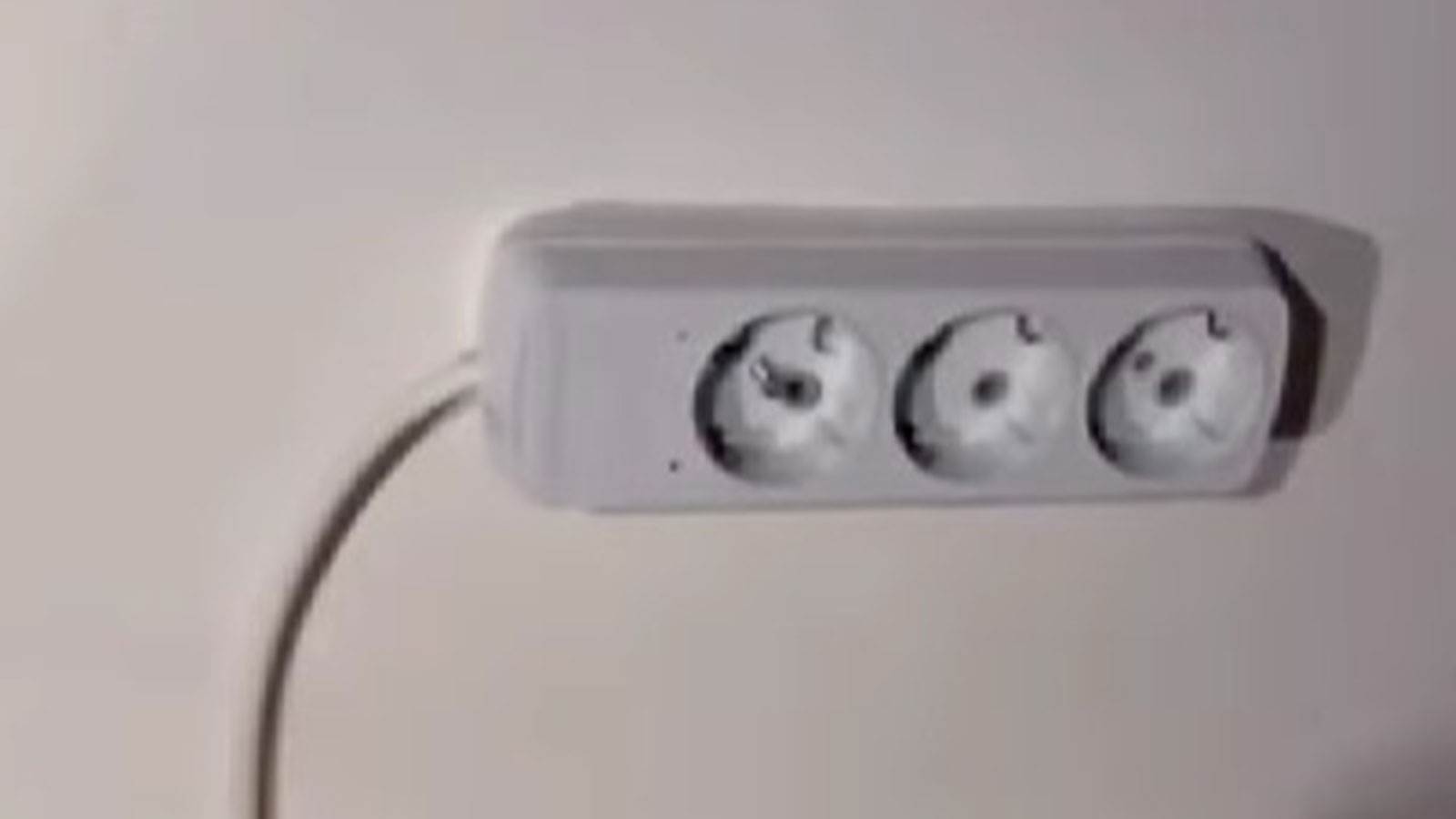 Skandalın adresi bu kez Denizli: Evini aparta çevirip, prizlere gizli kamera yerleştirdi thumbnail