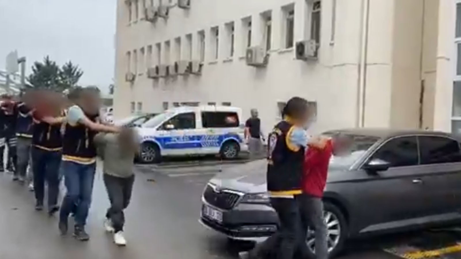 Kurban pazarında polislere saldırı olayında 12 saldırgan gözaltına alındı thumbnail