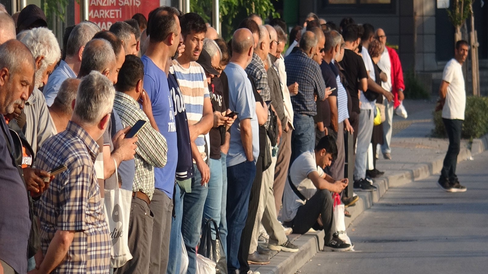 İzmir’de 23 bin işçi greve çıktı; otobüs duraklarında yoğunluk oluştu thumbnail