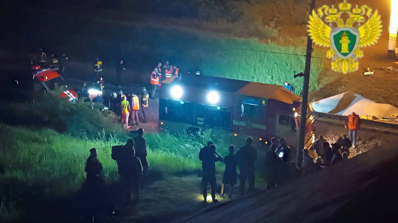 Köprü çöktü, tren raydan çıktı: Ölü ve yaralılar var thumbnail