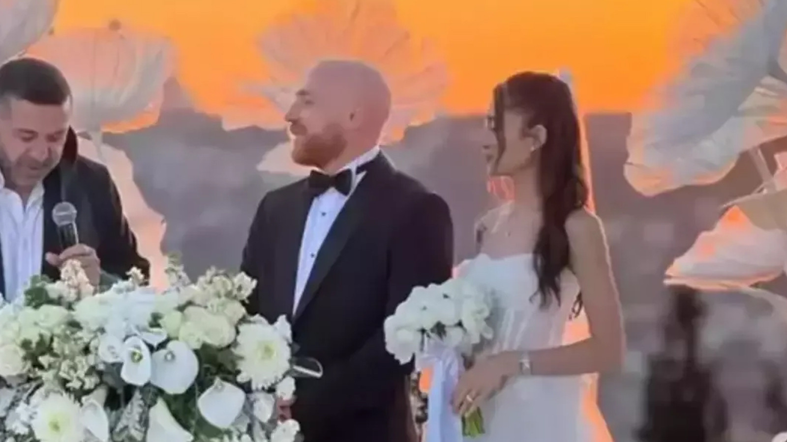 'Çocuklar Duymasın' dizisinin 'Havuç'u Furkan Kızılay evlendi thumbnail
