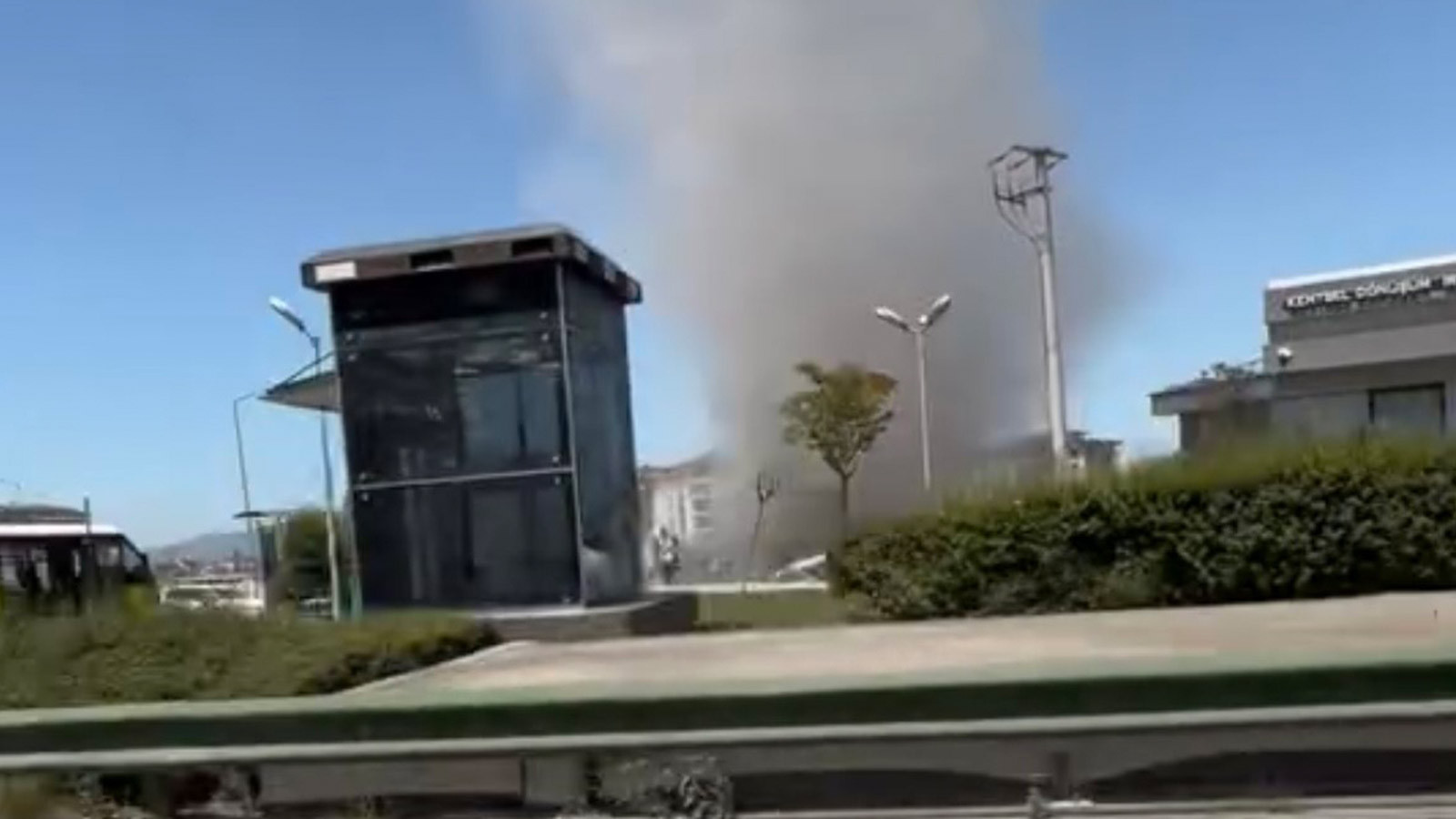 Bursa'da hortum paniği kamerada: Bir anda geldi tozu dumana kattı thumbnail