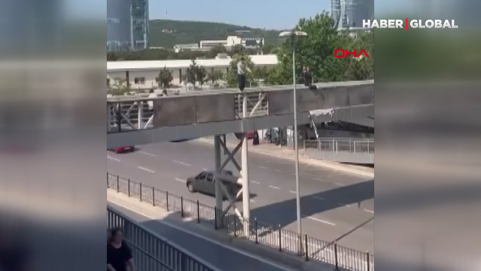 Yürekleri ağza getiren an! Üst geçitten elektrik direğine atladı thumbnail