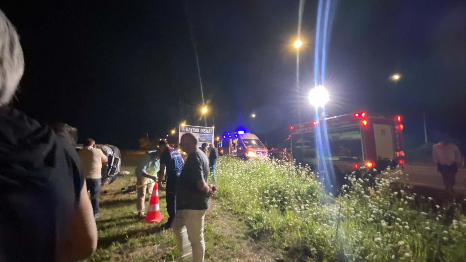 Sakarya'da minibüs tarlaya devrildi: 1 ölü, 1 yaralı thumbnail