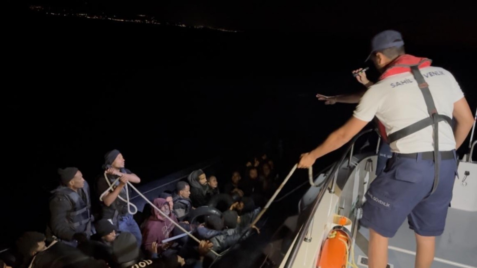 İzmir açıklarında 42 kaçak göçmen yakalandı