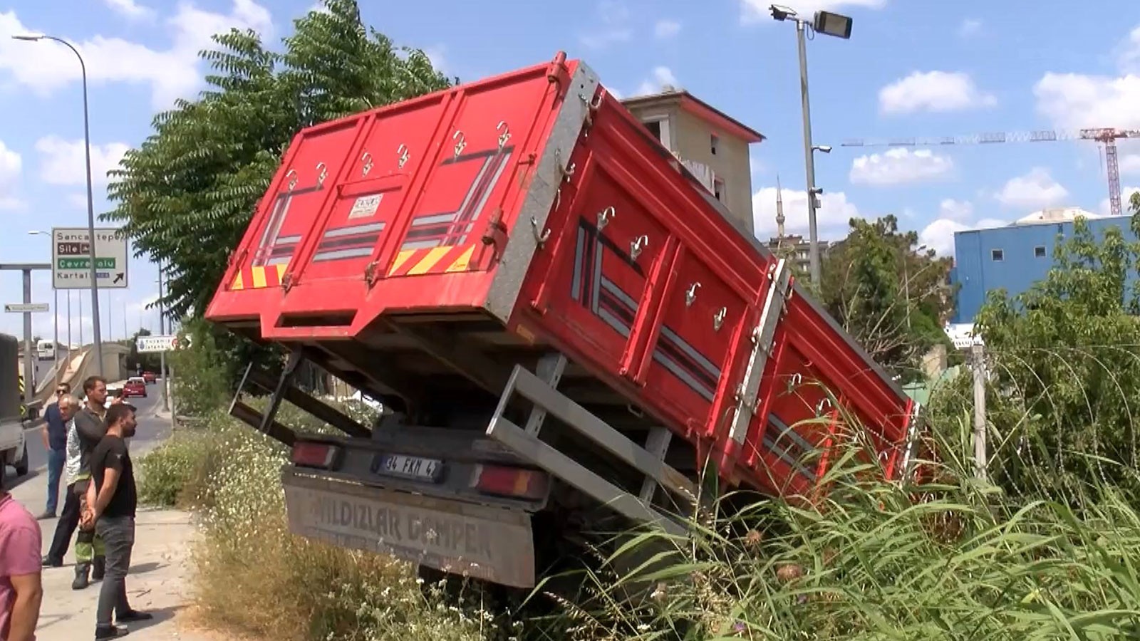 Sancaktepe'de ardışık trafik kazası; 3 kişi yaralandı.