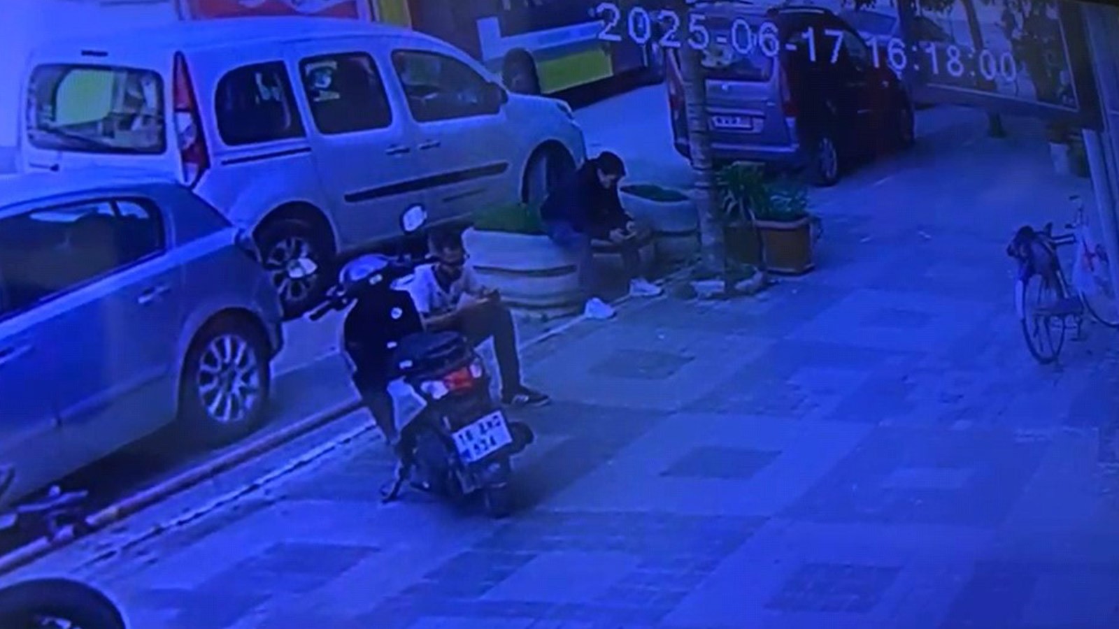 Kameralara yansıyan otobüs ve motosiklet çarpışması