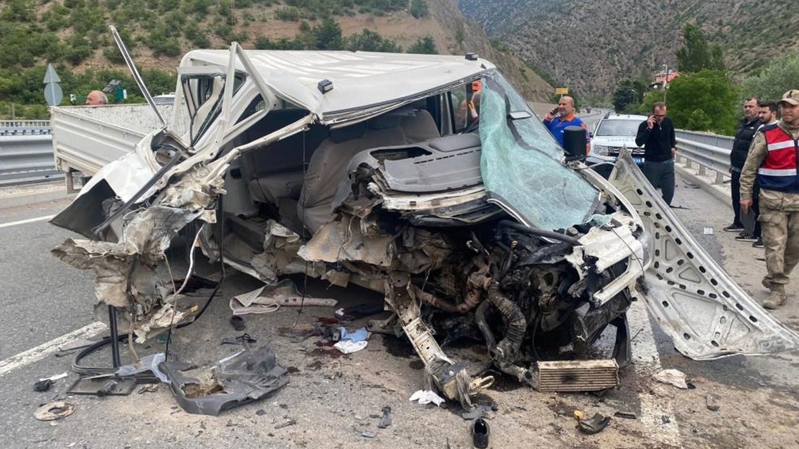 Korkunç kaza! Kamyonet bariyerlere çarptı: Ölü ve yaralılar var thumbnail